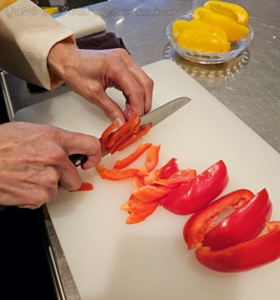 黄パプリカ、赤パプリカは太さ、を揃えて切ります。