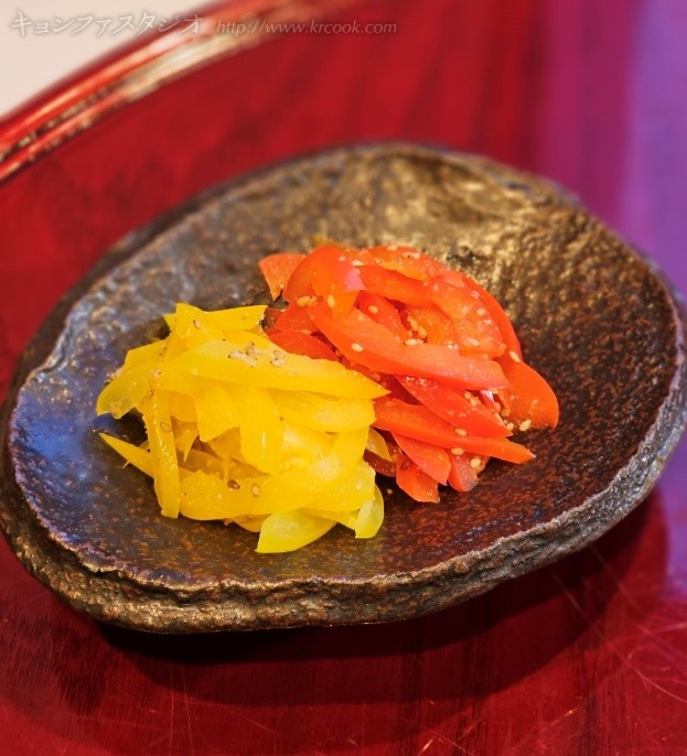 黄パプリカと赤パプリカのナムル。 彩りが鮮やかです。