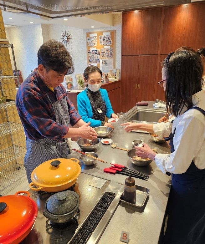 いかの塩辛と薬味をそれぞれ合わせていきます。