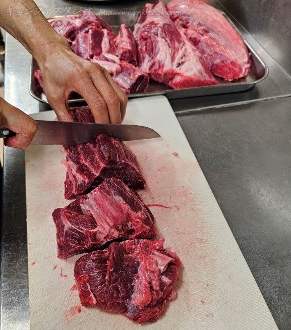 ほどよい大きさに切り分けます。