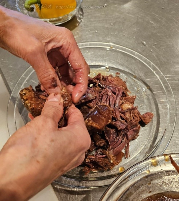 しっかり煮込んで粗熱がとれたら、食べやすい大きさに裂きます。