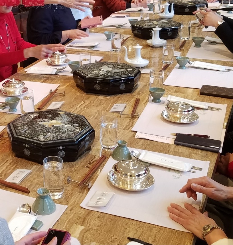 一品目は、チャッチュッ（松の実粥）です。