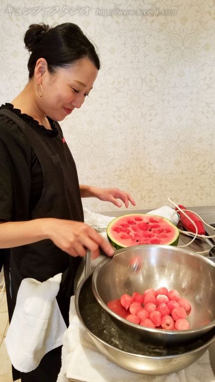 スバッウォンソビョンのすいかを丸くくり抜きます。