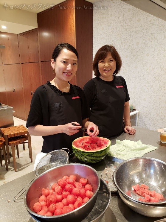 笑顔で準備をすすめる鈴木さんとチュリョン先生♪