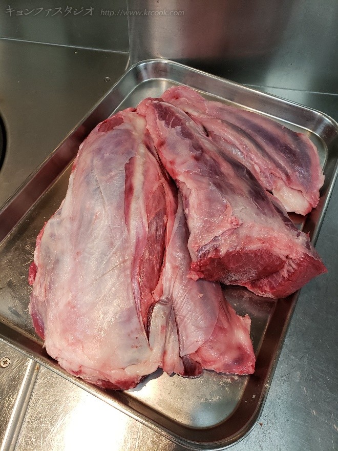 大量の牛すね肉