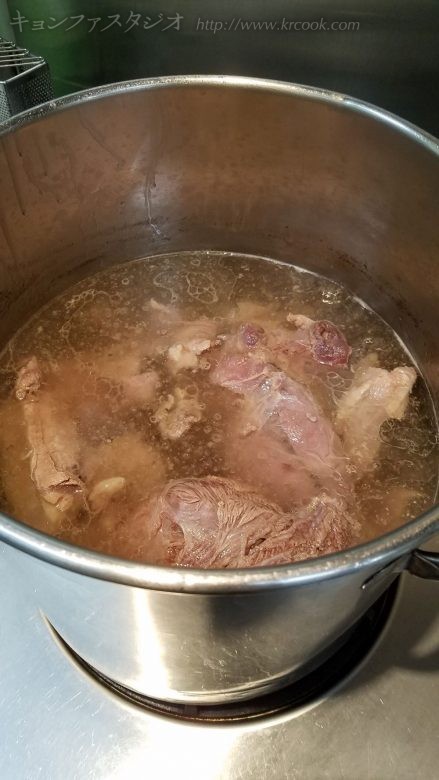 前日から牛すね肉を大きな寸胴で仕込みます。