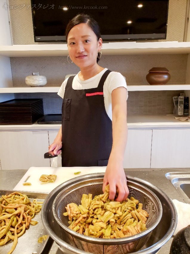 もどしたずいきを切るチュリョン先生