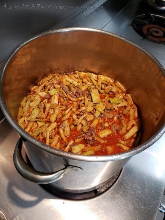 牛すね肉にずいきを加える