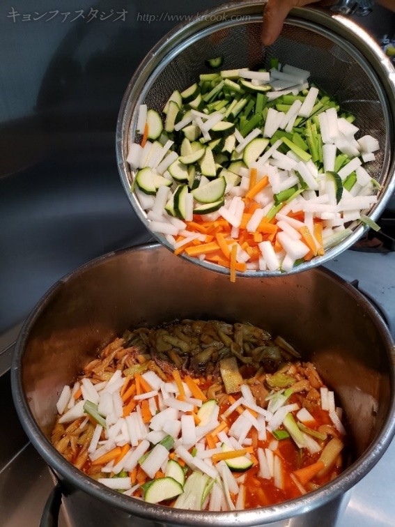 にんじん、ズッキーニ、ねぎも加える