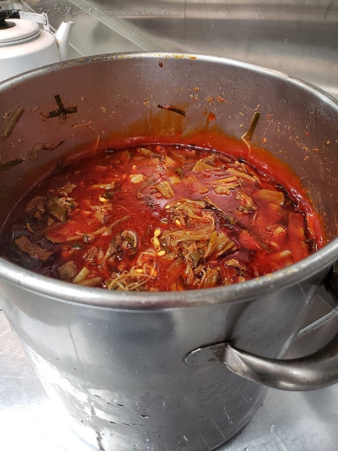 ずいき入りのスペシャルユッケジャン、たっぷり仕込みました！