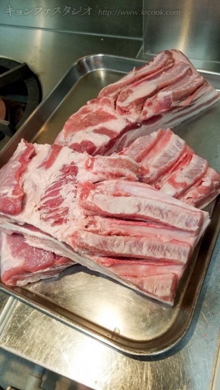 大量の豚のスペアリブを準備しました！