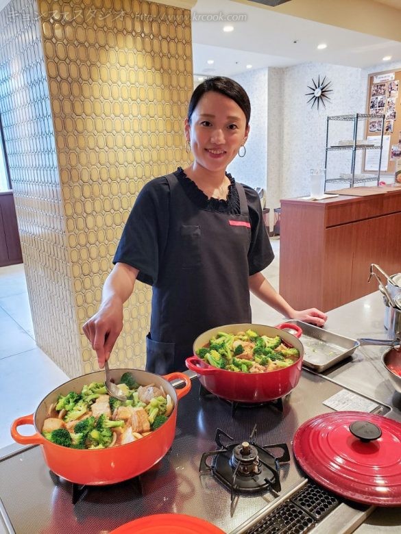 野菜とともに煮込んだ骨付きスペアリブのチㇺを仕上げるチュリョン先生。