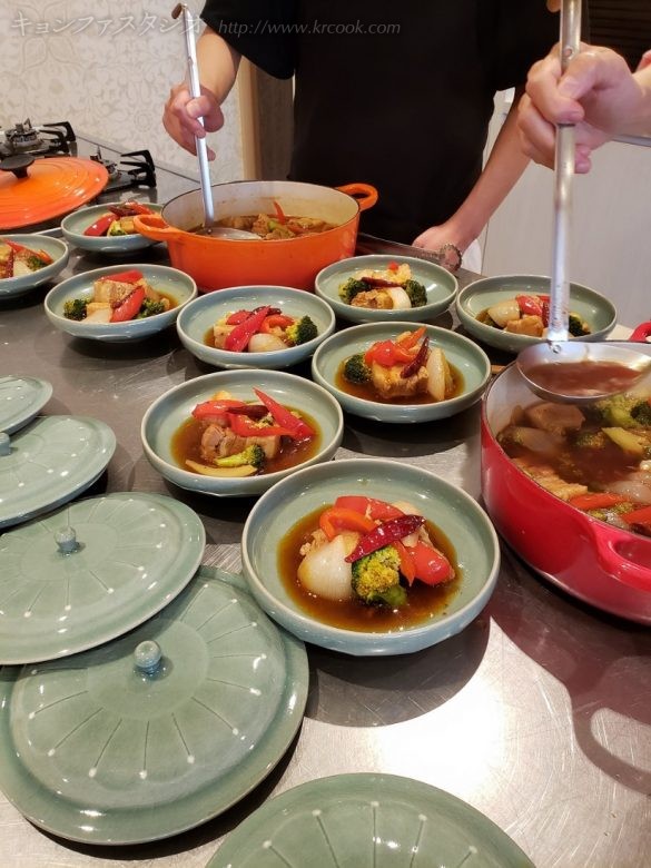 蓋付きの青磁に盛りつけたアツアツのテジカㇺビチㇺ♪