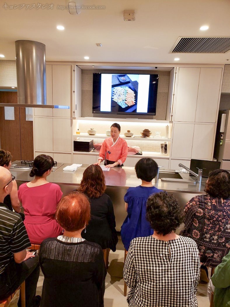 海鮮パジョンやチヂミについて説明する先生。