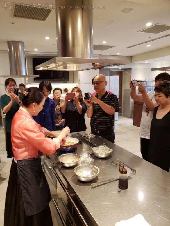 海鮮パジョンの焼き方を興味深く見るみなさん♪