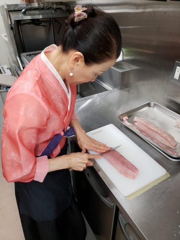 ダッシュで鯛をさばくキョンファ先生。