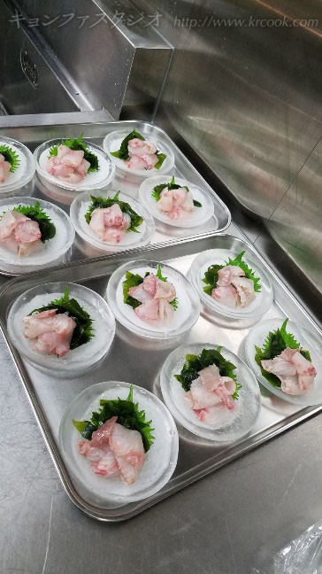 新鮮なトミフェ（鯛のお刺身）