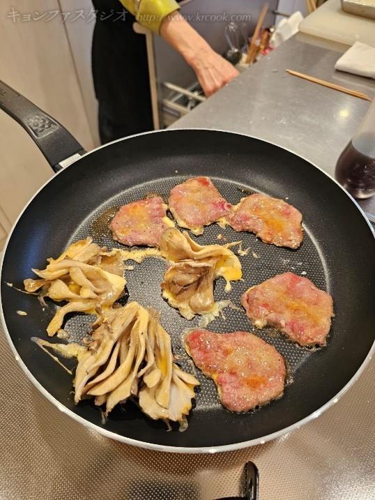 小麦粉、卵を付けてじんわり焼きます。