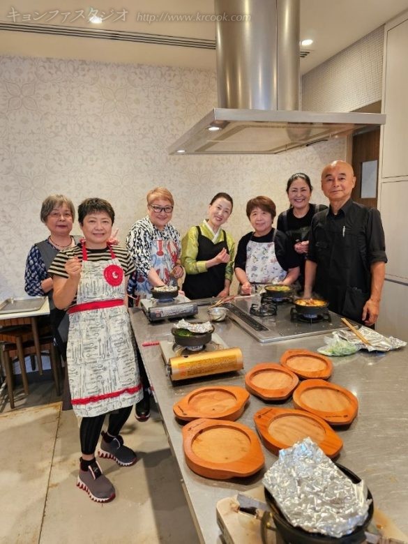参加のお客様と一緒にチョンゴㇽを前にパチリ☆ ほどよく煮て仕上げましょう。