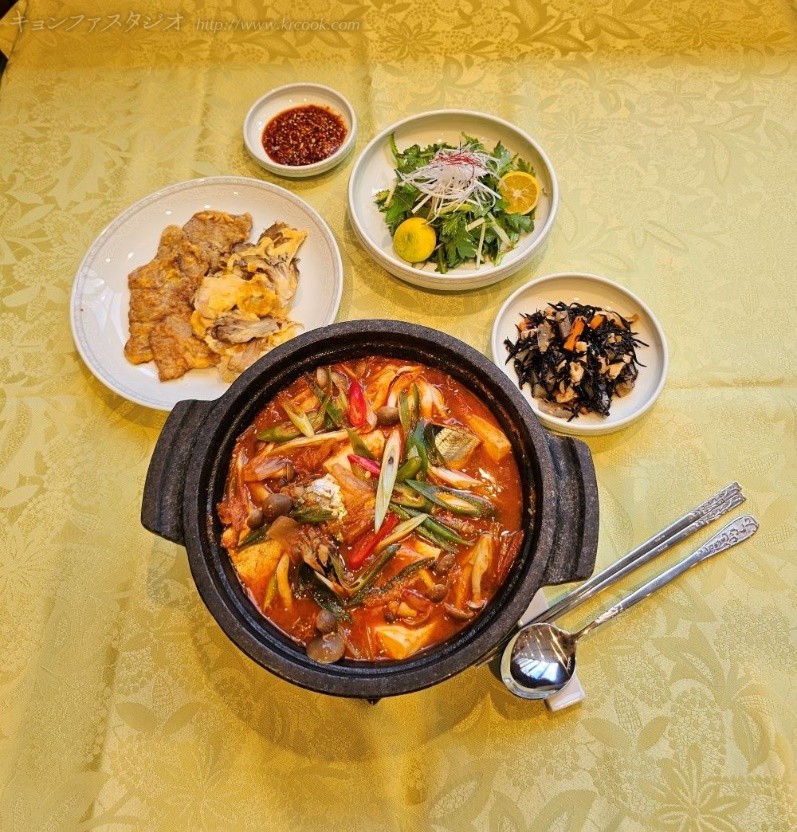 コンチキㇺチチョンゴㇽ（さんま豆腐＆キㇺチ鉄鍋）・牛タンと舞茸のジョン・春菊のセンチェ・ひじきと油揚げのチョリㇺ