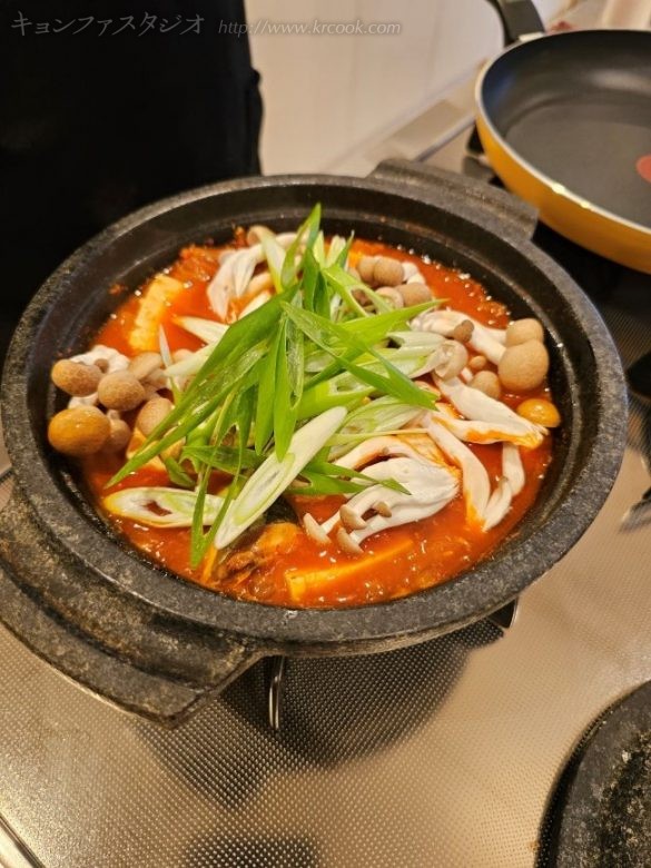 ねぎとしめじも加えてさらに煮込みます。