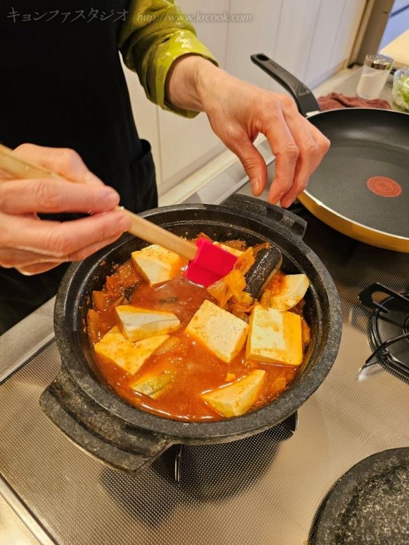 豆腐にも味がしみるようにします。