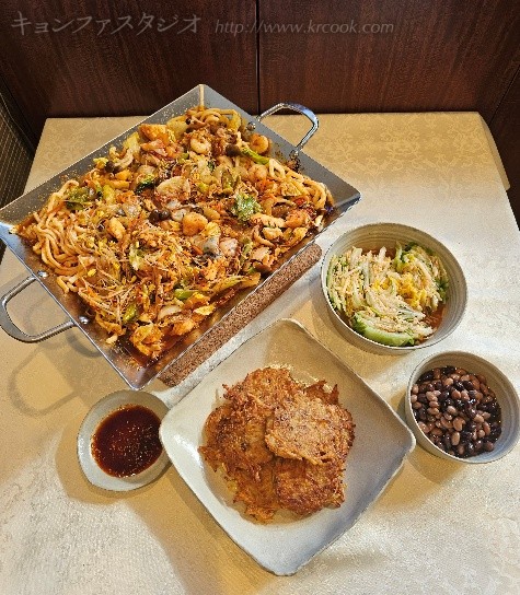 海鮮トゥㇽチギ・旬白菜のペッキㇺチ、カㇺジャジョン・オンマの煮豆