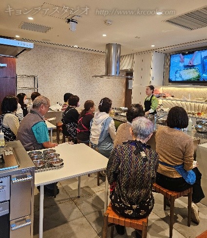 トゥㇽチギの説明をするキョンファ先生。