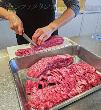 教室の前にカルビを切る先生。