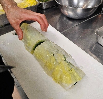 ほうれん草を白菜で巻いて切る