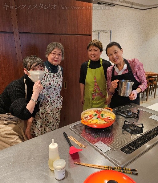 ジョンと野菜を盛りつけ、昆布スープをかけます。