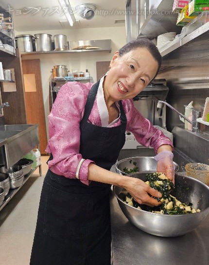 山芋わかめ和えを仕上げる先生