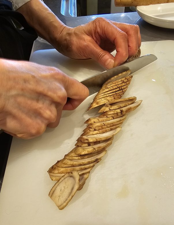 ごぼうを斜め薄切り