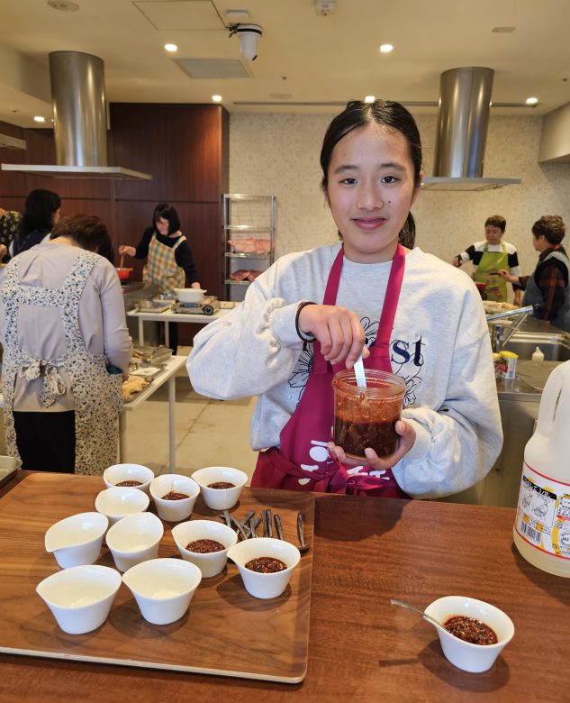 ヤンニョムを盛りつける秋華♪