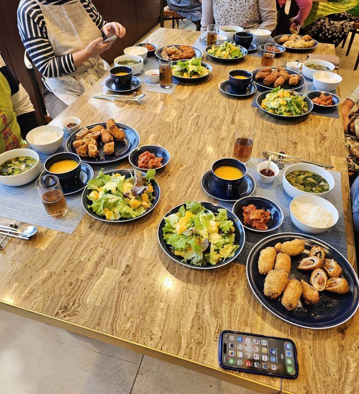 美味しそうな４品にご飯、キムチをつけて。