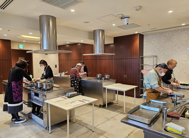 包丁を研ぐみなさん