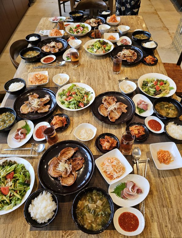 美味しそうな料理が並ぶテーブル♪