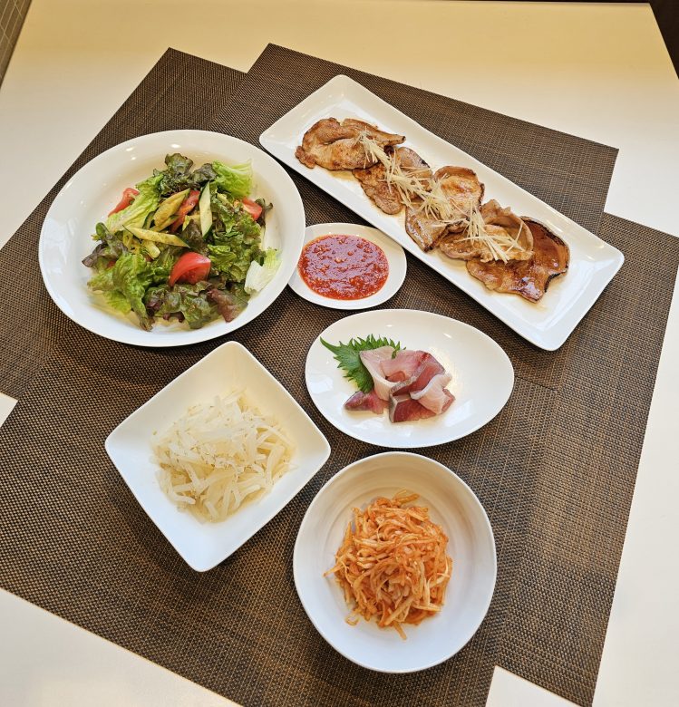 大根ナムル・大根センチェ・きゅうりとサニーレタス＆トマトセンチェ・豚の生姜焼き・鰤のチョジャンフェ