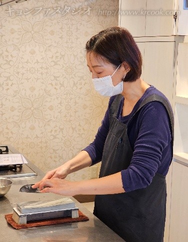 研ぎ方を説明するヒョリャン先生