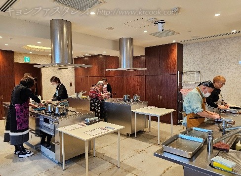 真面目に包丁を研ぐみなさん